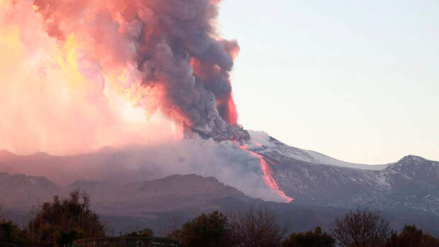 Ingv: вулкан Этна на Сицилии выбросил лаву на высоту 400 метров