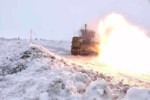 Появилось видео применения роботом «Курьер» новейшего огнемета «Сколия»