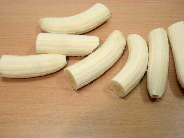 С бананов снять кожуру и разрезать на половинки, 