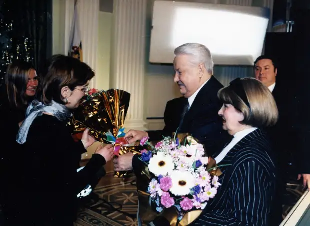 «Решение принимал сам Борис Николаевич»: режиссёр новогодних телеобращений первых лиц рассказала об отставке Ельцина