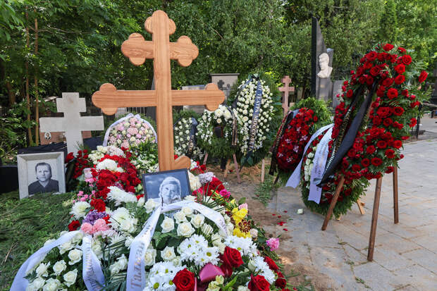 На могилу Талызиной принесли живые розы к 91-летию артистки
