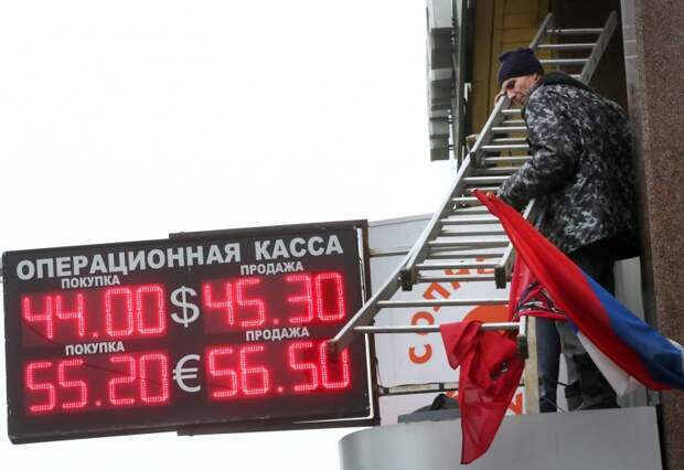 В правительстве пояснили, почему при падении цен на нефть в мире в России не будет дешеветь бензин