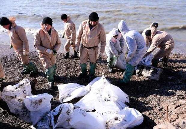 Море вернуло старые долги: после шторма на пляжах Анапы и Веселовки снова обнаружили мазут
