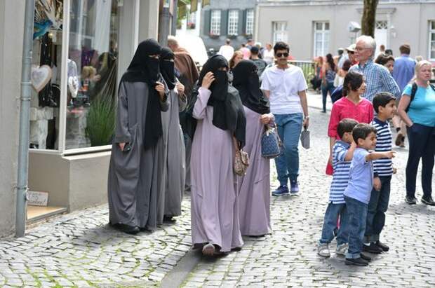 Как сейчас принято говорить в Германии: на фото – женщины в мультикультурной одежде.