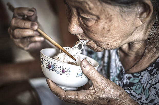 Любимая еда бабушки. Фото: H&#7841; My Photography.