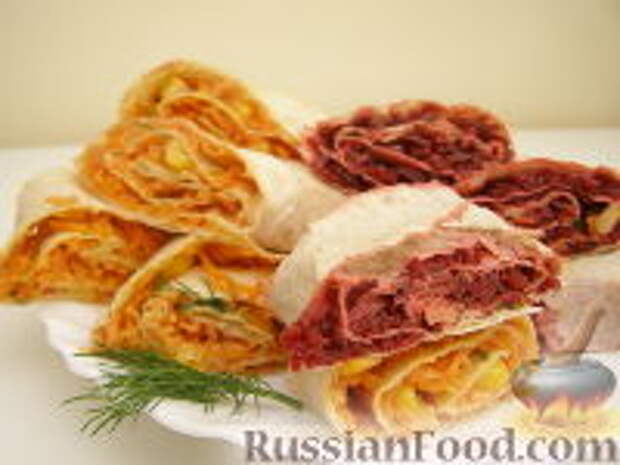 Фото к рецепту: Рулет из лаваша с корейскими закусками