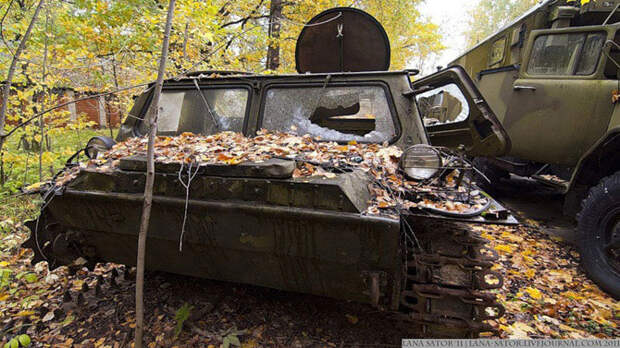 Брошенная военная техника в лесу Брошенная военная техника в лесу
