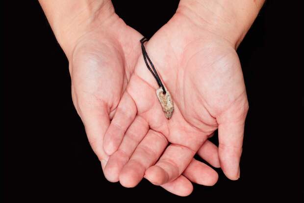 Археологи выяснили, сколько лет древней подвеске, найденной в пещере в XIX веке