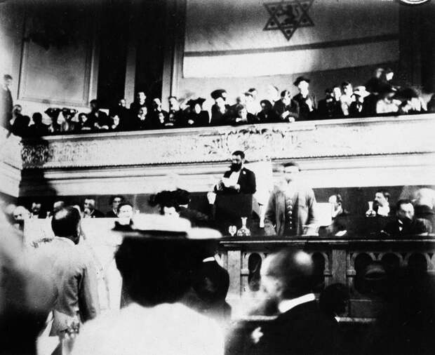 Теодор Герцль выступает на шестом Сионистском конгрессе. Базель, 1903 год