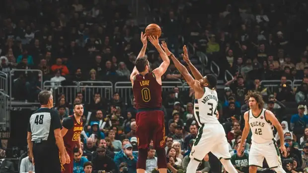 «Кливленд» проиграл «Милуоки» в матче НБА, несмотря на дабл-даблы Лава и Томпсона