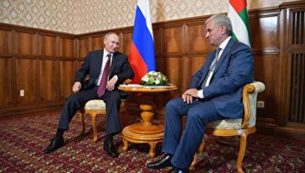Президент РФ Владимир Путин и президент Республики Абхазия Рауль Хаджимба. Архивное фото