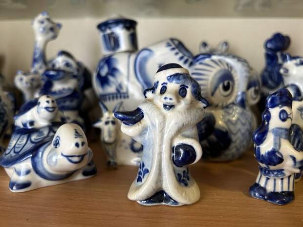 Гжель известна своими керамическими изделиями и традициями росписи