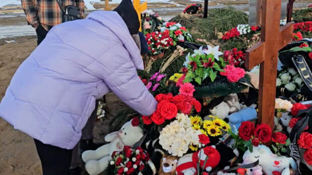 Цветы повсюду: прошло 40 дней с убийства девятилетнего Паши в Петербурге