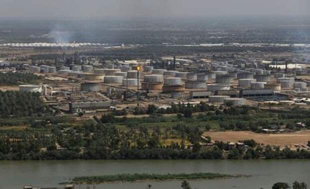 Вид с воздуха на нефтеперерабатывающий завод Аль-Дора в Багдаде, Ирак, 11 июля 2020 года. REUTERS/Thaier Al-Sudani