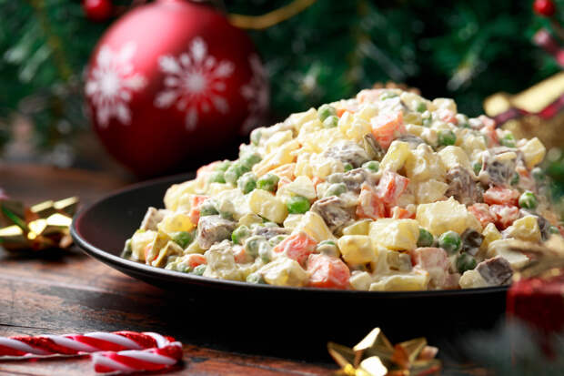 Штраф за "Оливье" и доносы? Эстонцы сметают с полок горошек и майонез на фоне слухов о запрете "русского салата"