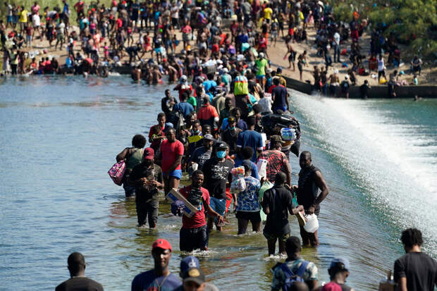 Губернатор Техаса Эббот: в другие штаты вывезли 102 тысячи незаконных мигрантов