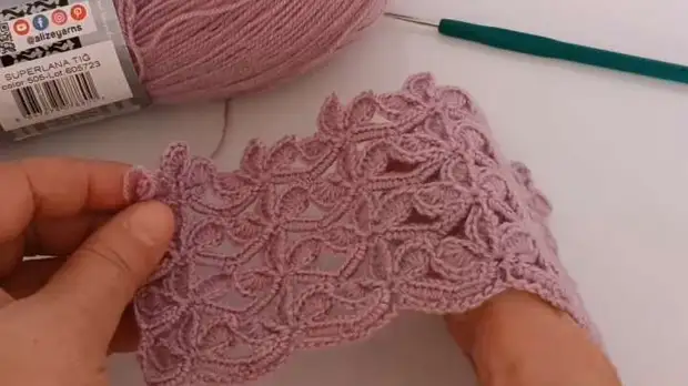 Свяжите красивый узор — он состоит всего лишь из 2 рядов, вяжется легко и с удовольствием! А в результате получаются красивые цветочки — идеальный узор для лёгкого шарфика, шали и не только!-11