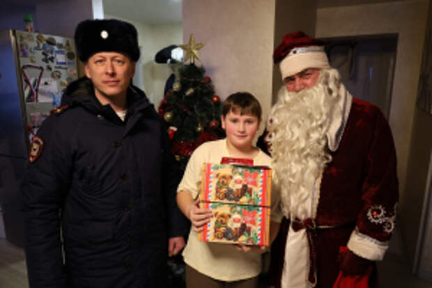 В Кирове в рамках акции «Полицейский Дед Мороз» сотрудники органов внутренних дел поздравили семьи коллег, погибших при исполнении служебного долга