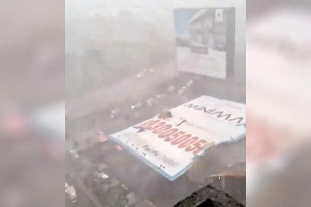 В Индии обрушился 100-метровый рекламный щит, 60 человек пострадали