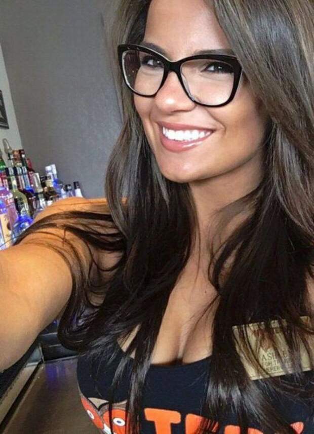 Симпатичные девушки из ресторана HOOTERS (46 фото)