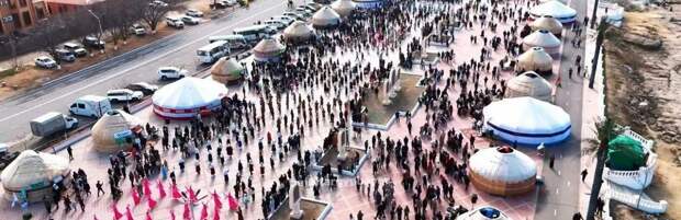 Более 2 тысяч человек продемонстрировали национальную одежду в Актау