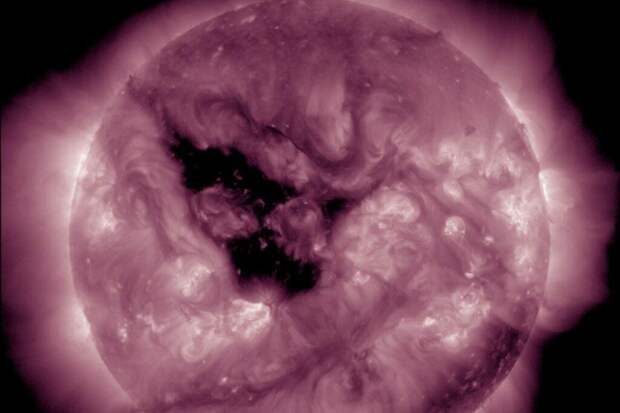 Угроза магнитной бури: на Солнце формируется новая корональная дыра