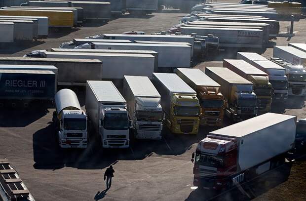 Белоруссию попросили прекратить транзит продуктов через Россию Белоруссию попросили прекратить транзит продуктов через Россию