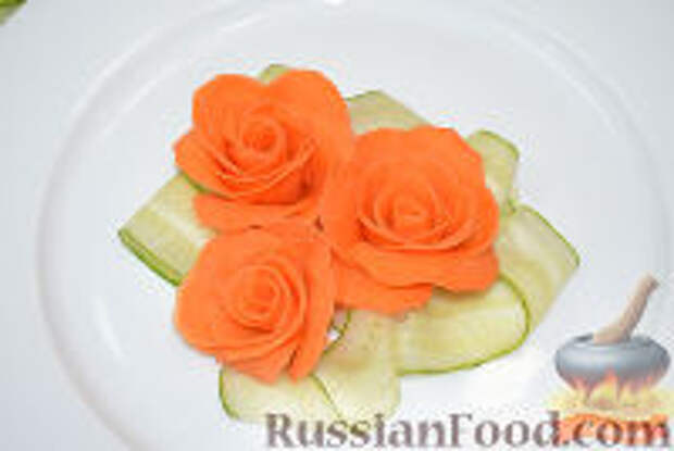 Фото приготовления рецепта: Украшение из овощей: роза из моркови - шаг №7