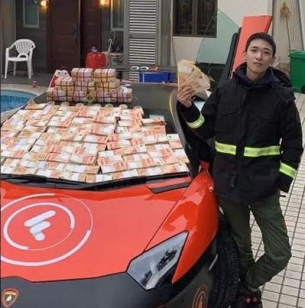 В Гонконге миллионера арестовали за то, что он сбросил с крыши $12,8 млн
