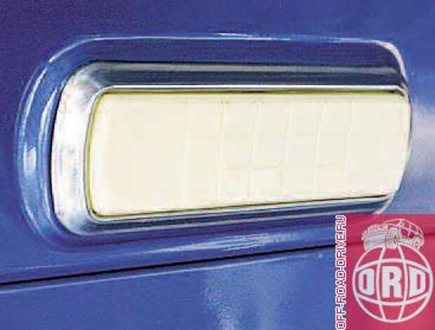 Фонарь освещения салона, установленный над задним стеклом, работает и как слабая, но все же подсветка грузовой платформы.