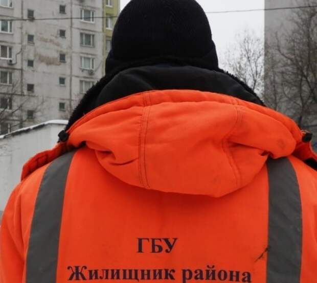 В подъезде дома на Санникова починили мусоропровод
