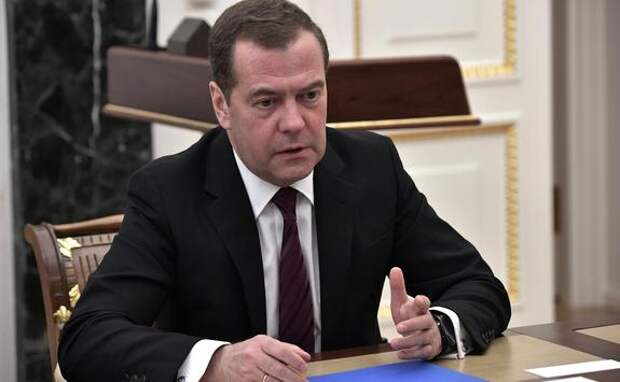 Медведев поздравил россиян с Первомаем плакатом, где Зеленского поражают пули