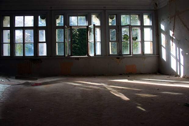 в большей части дома сохранился дубовый паркет Ленинградская область, призрак, тайцы, фоторепортаж