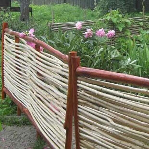 двуцветный крашеный плетень для дачи