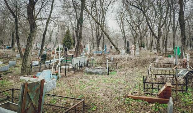 «Дома окружат могилами». Омичи пожаловались на расширение кладбища
