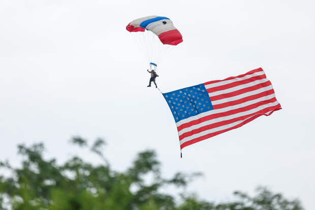 LIV Golf Invitational Frog X Parachute Team