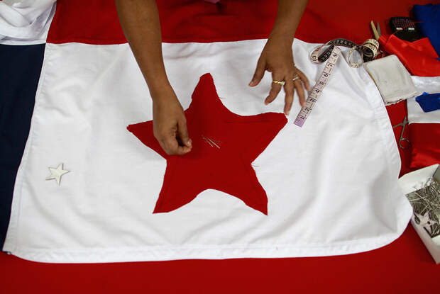 Женщина шьет флаг ко дню независимости Панамы. Ноябрь 2013 года.