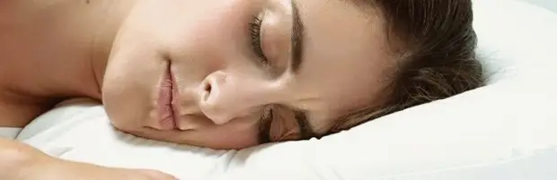 женщина спит на боку с заметными складками на лице