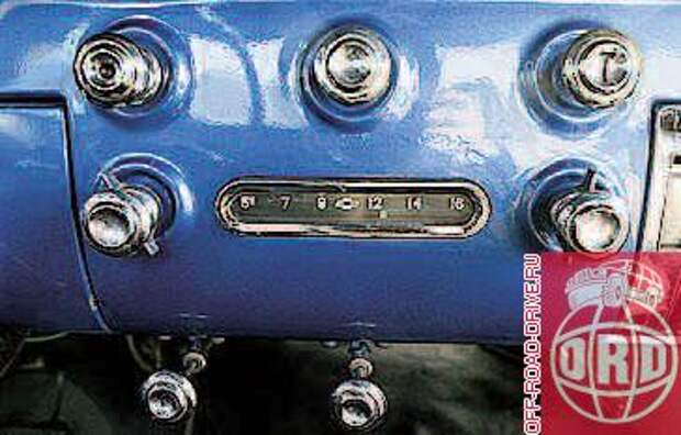 Например, при первом пуске двигателя мы долго искали ручку заслонки карбюратора. Кстати, динамик приемника вообще вынесен на крышу. 