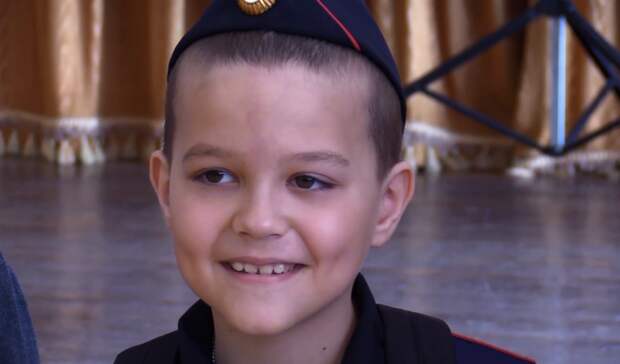 Встречающему солдат мальчику Лёше дали «порулить» полицейским катером