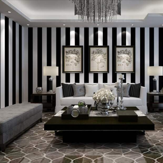 Классические полосатые чёрно-белые обои станут отличным акцентом в гостиной. 