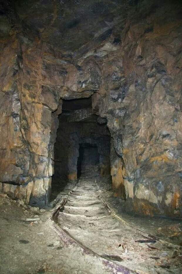 И просто фото различных тоннелей и опасных горных дорог (в том числе в шахтах) - живых и мертвых интересное, красота, тоннели, удивительное, факты