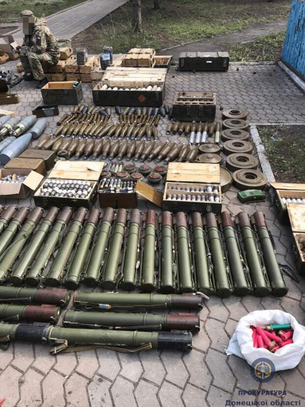 На подконтрольной Киеву территории ДНР нашли большой склад оружия