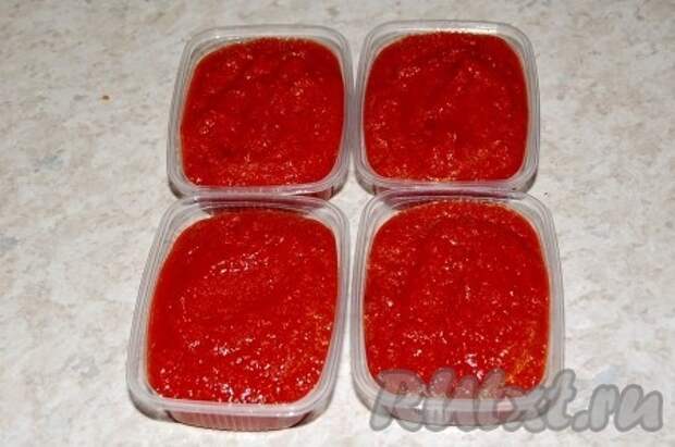 Можно остуженную томатную пасту  разложить  по контейнерам и хранить в морозилке. Зимой доставать из морозилки, размораживать и употреблять по назначению. Качество ее от замораживания нисколько не уменьшится, а наоборот, поможет сохранить ей всю свою свежесть, аромат и вкус. Выбирайте сами способ хранения томатной пасты. Я применила оба способа.