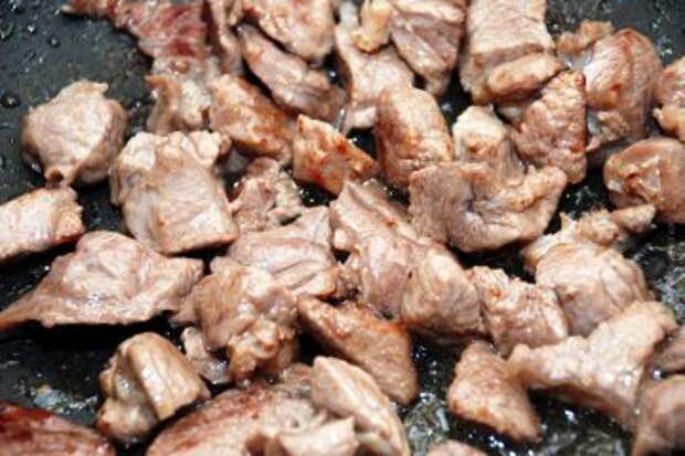 Обжарить до румяной корочки мясо