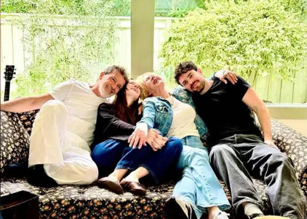 Антонио Бандерас воссоединился с бывшей женой Мелани Гриффит ради встречи с дочерью и её мужем