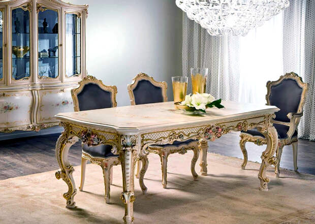 Основные предметы кухонного интерьера – большой обеденный стол и изысканные стулья с выгнутыми ножками