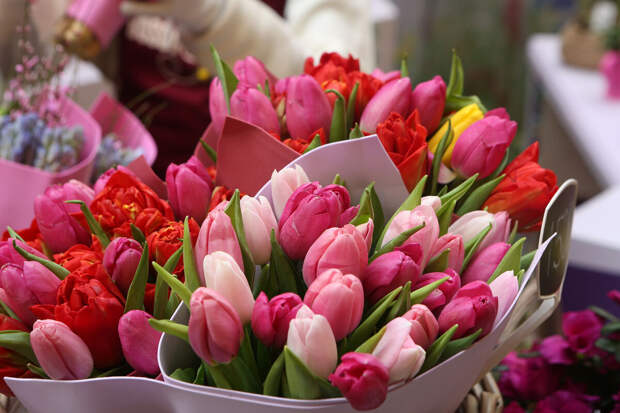 Яндекс Еда: россияне чаще заказывают тюльпаны и розы на 8 марта