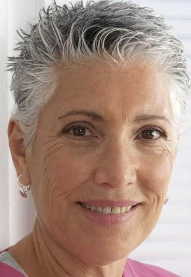 Стрижка с эффектом "мокрых волос" для женщин старшего возраста