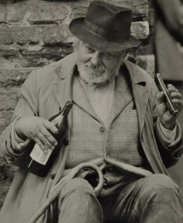 Портрет мужчины с бутылкой вина. Аттила Веси, май 1973 года, из архива МАММ/МДФ.